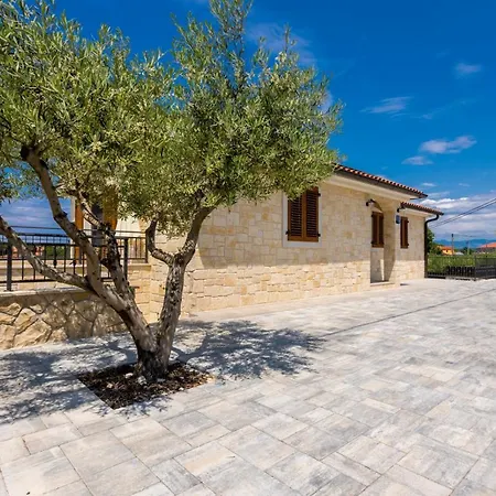 Luxury Petros Malinska