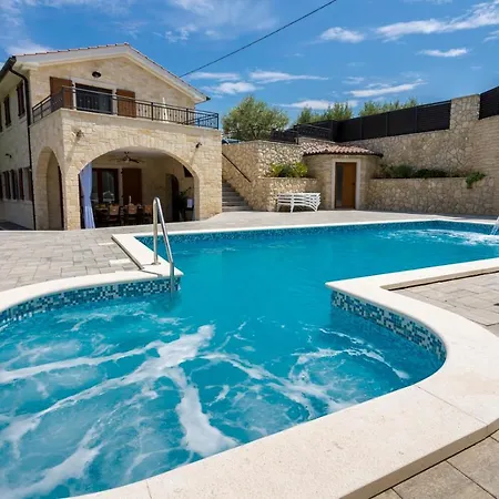 Luxury Petros Malinska